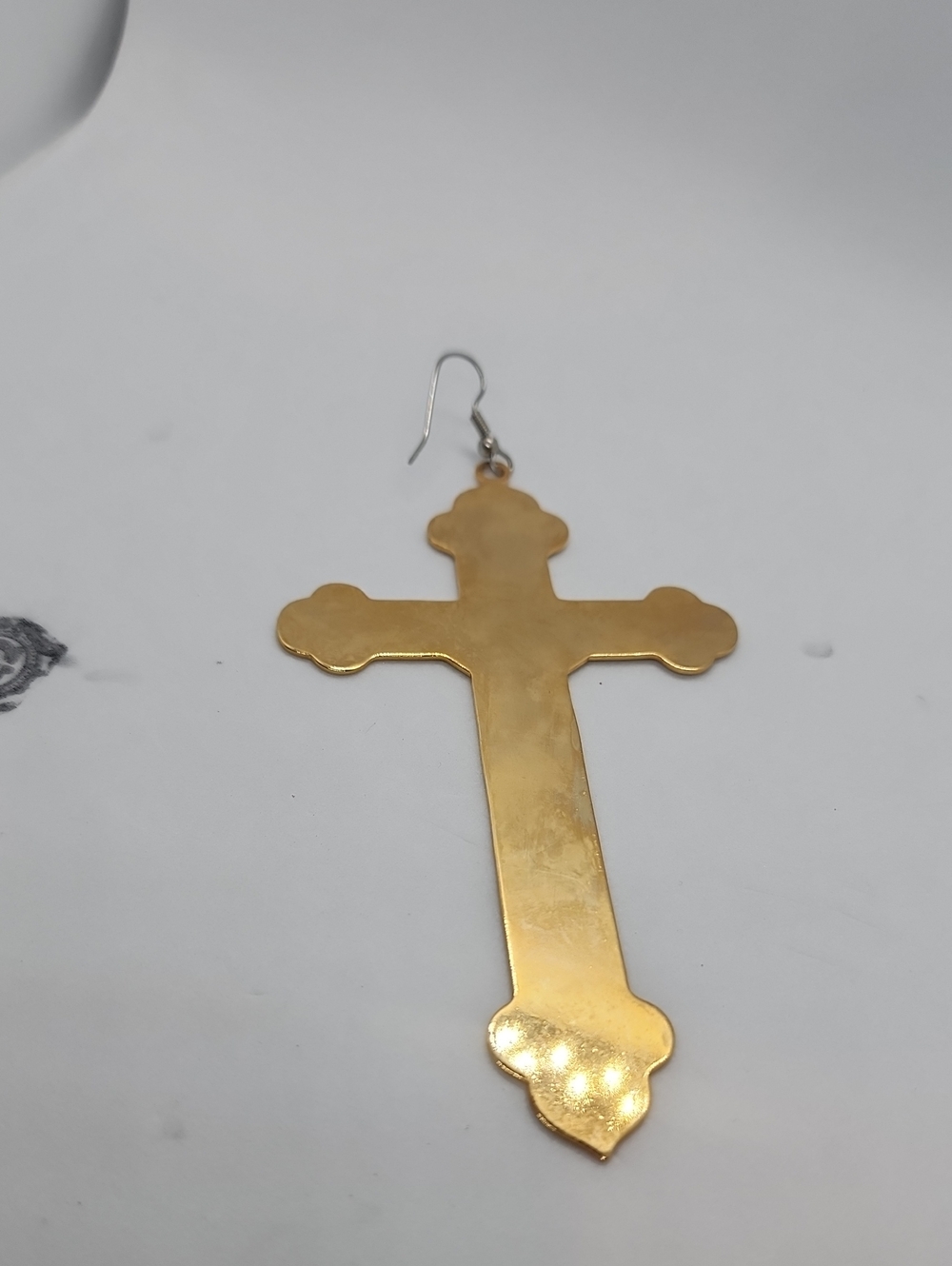 GASOLINE GLAMOUR SCALLOPED CROSS EARRING